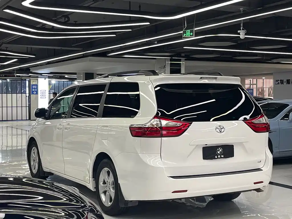 Sienna 2015 3.5L Two-Wheel Drive LE