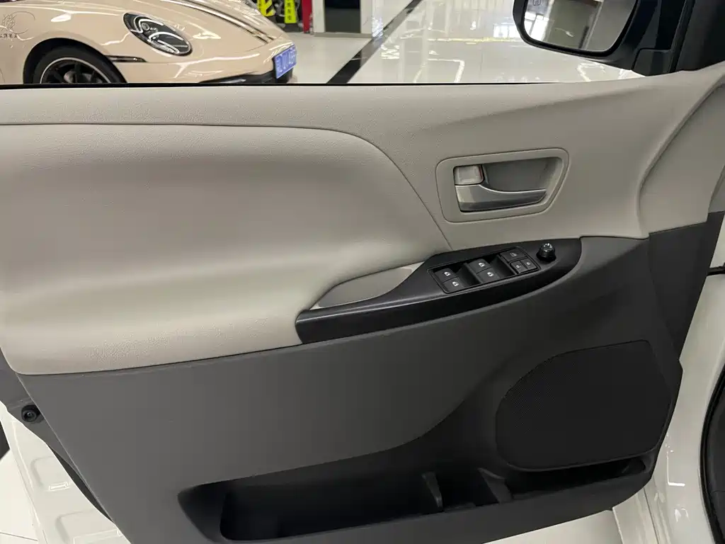 Sienna 2015 3.5L Two-Wheel Drive LE
