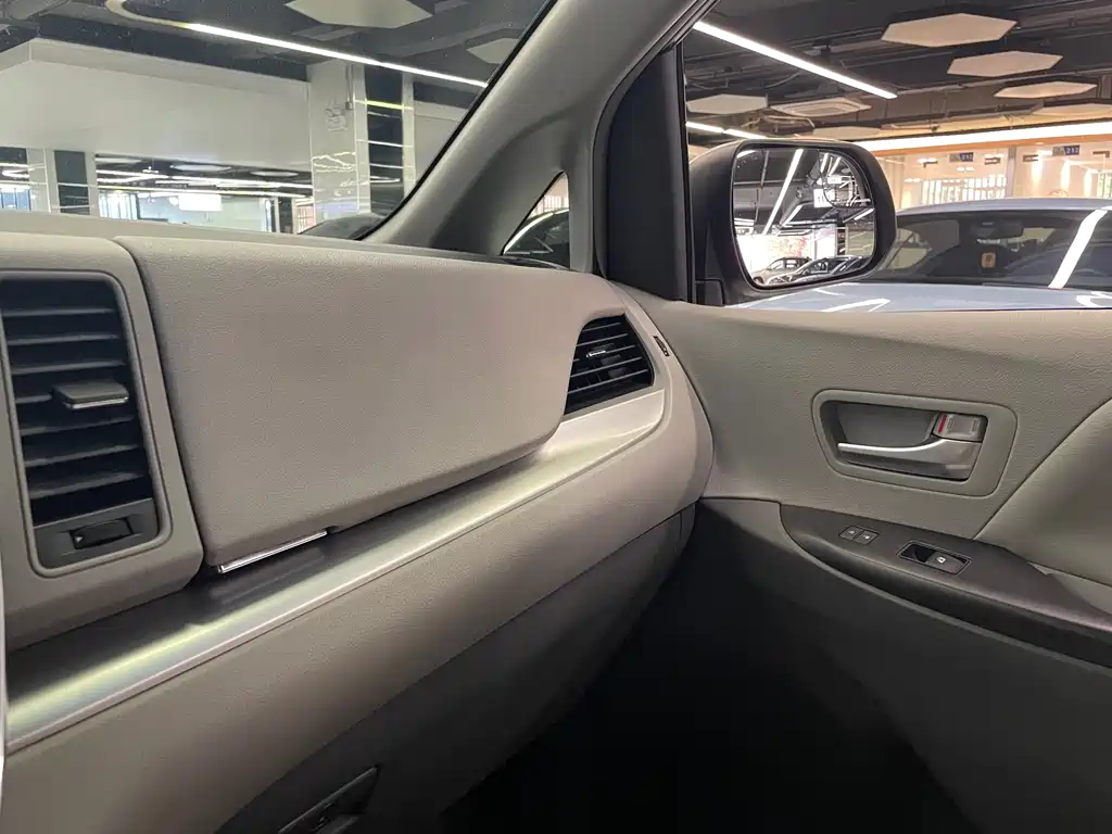 Sienna 2015 3.5L Two-Wheel Drive LE