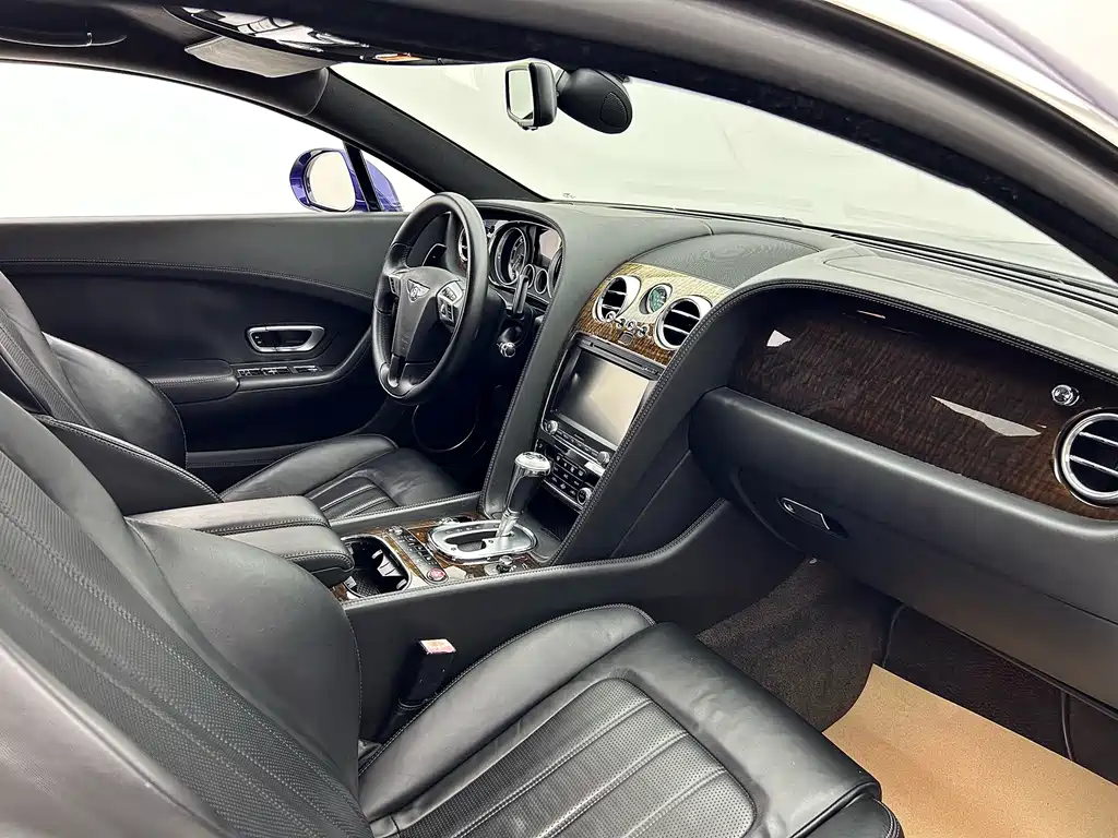 Audi A8 2015 model 4.0T GT V8 standard edition