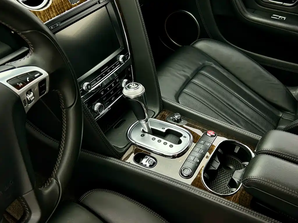 Audi A8 2015 model 4.0T GT V8 standard edition
