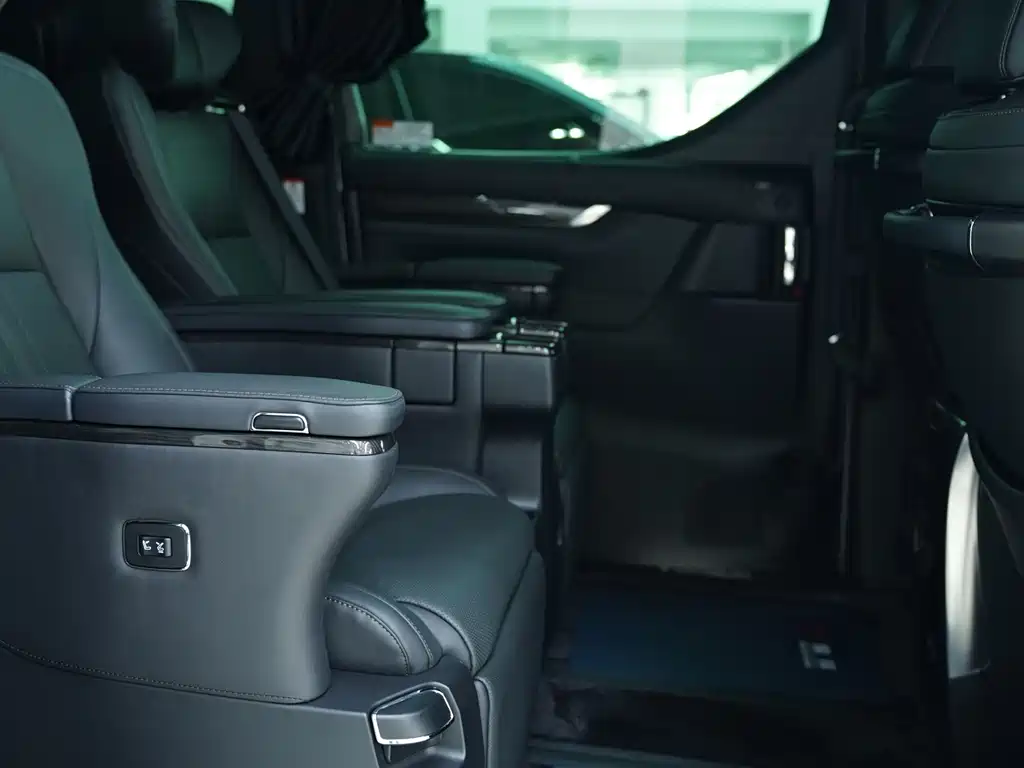 Lexus LM 2020 300h 7-seat Junya Edition