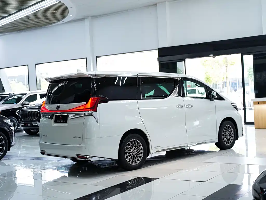 Lexus LM 2020 300h 7-seat Junya Edition