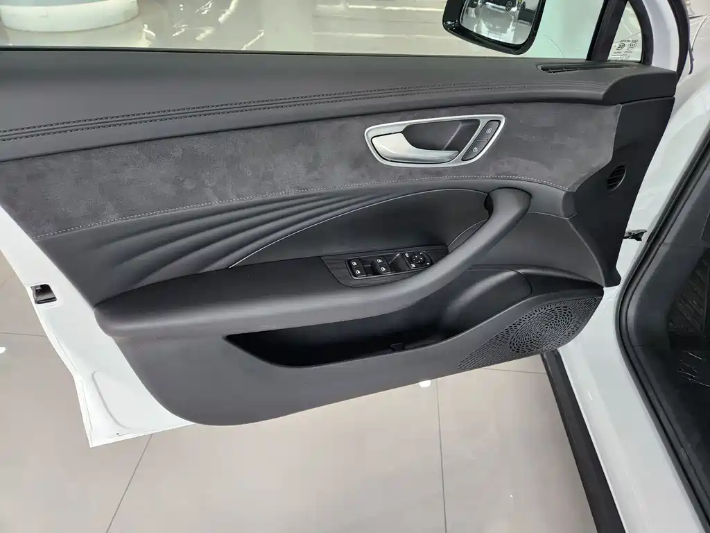 Roewe D7 2025 Edition DMH 125km World Champion Excellence Version