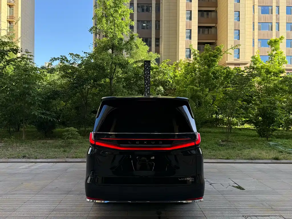 Lexus LM 2023 350h 7-Seat Junya Edition