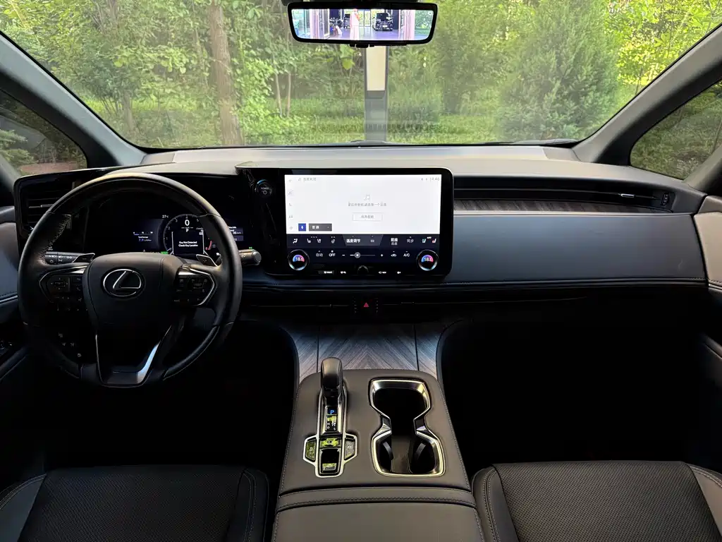 Lexus LM 2023 350h 7-Seat Junya Edition