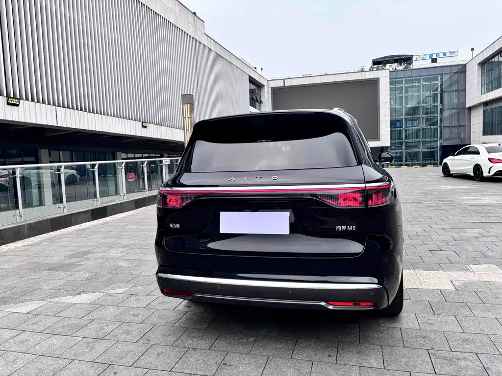 SUV M8 2025 Edition Range-Extended Ultra Version 53.4kWh 6-Seat Version 192-line LiDAR)