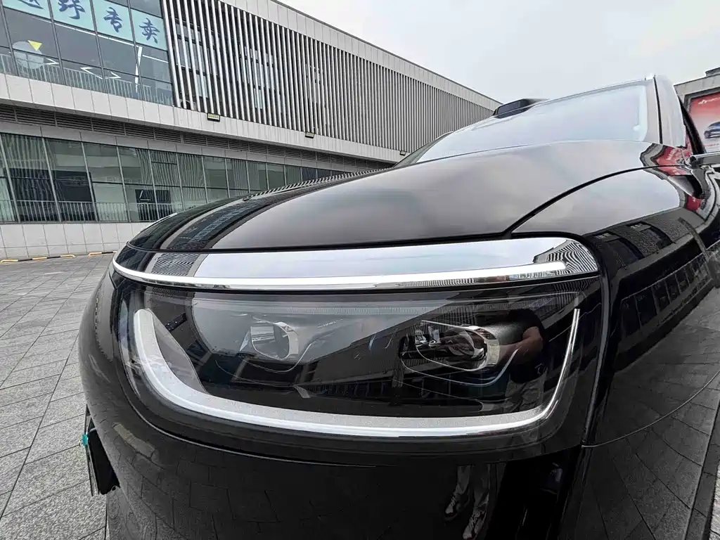 SUV M8 2025 Edition Range-Extended Ultra Version 53.4kWh 6-Seat Version 192-line LiDAR)