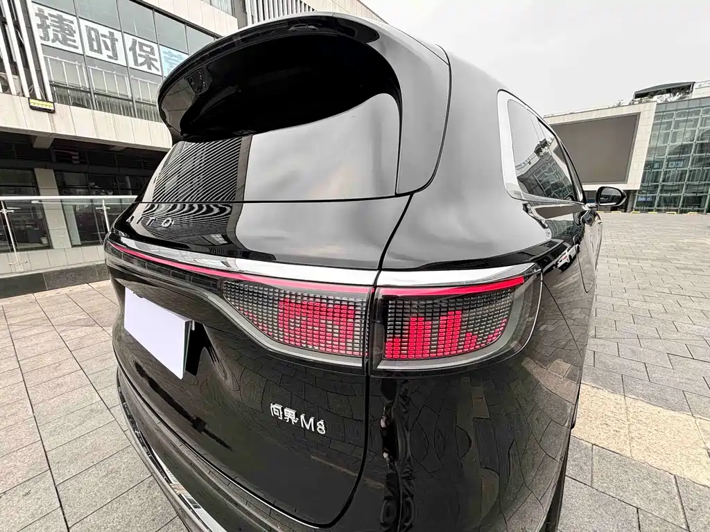 SUV M8 2025 Edition Range-Extended Ultra Version 53.4kWh 6-Seat Version 192-line LiDAR)