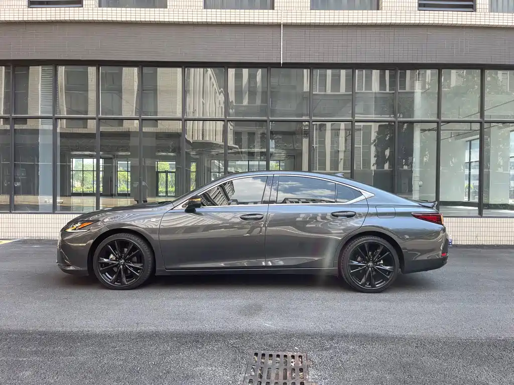 Lexus ES 2022 300h F SPORT
