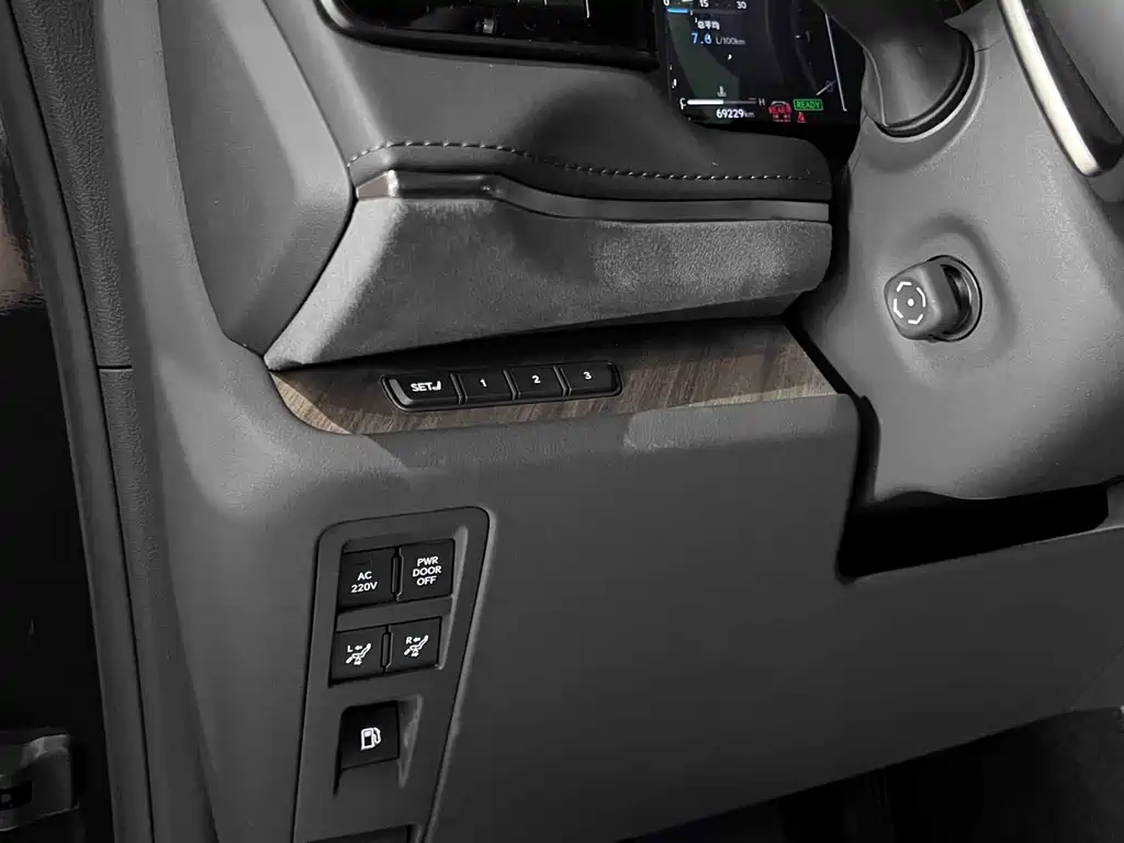 Lexus LM 2023 350h 7-Seat Grandeur Edition