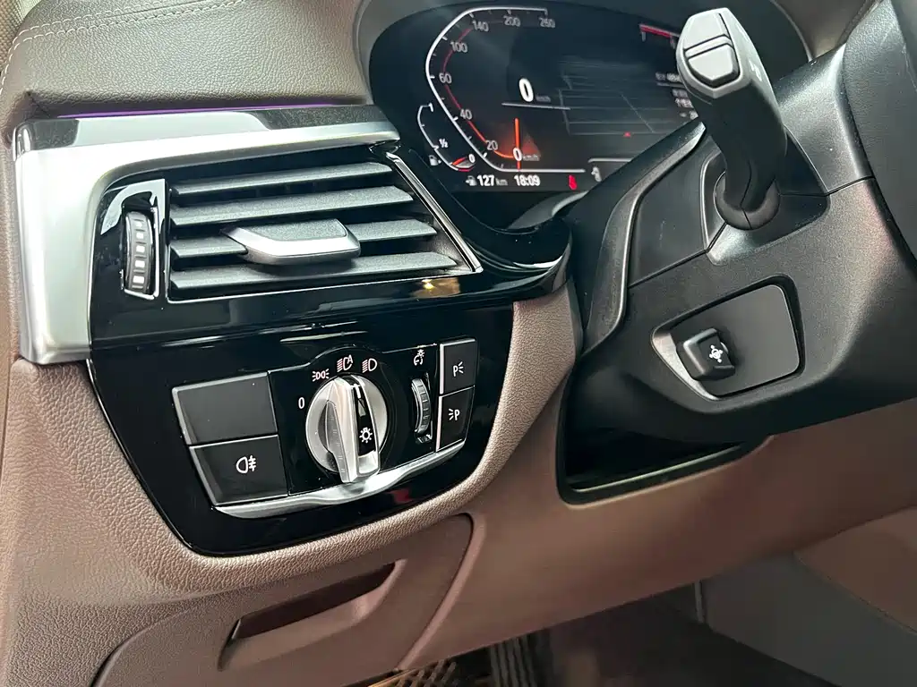 BMW 5 Series 2021 525Li Luxury Package