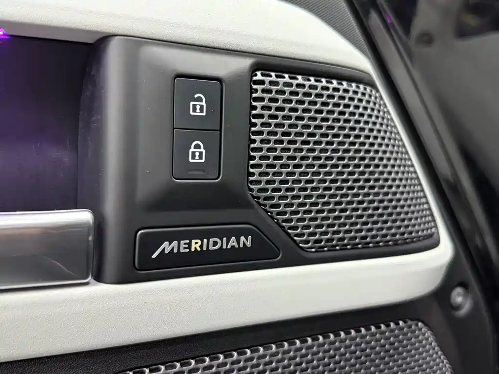 Land Rover Defender 2023 Edition 90 2.0T P300 SE