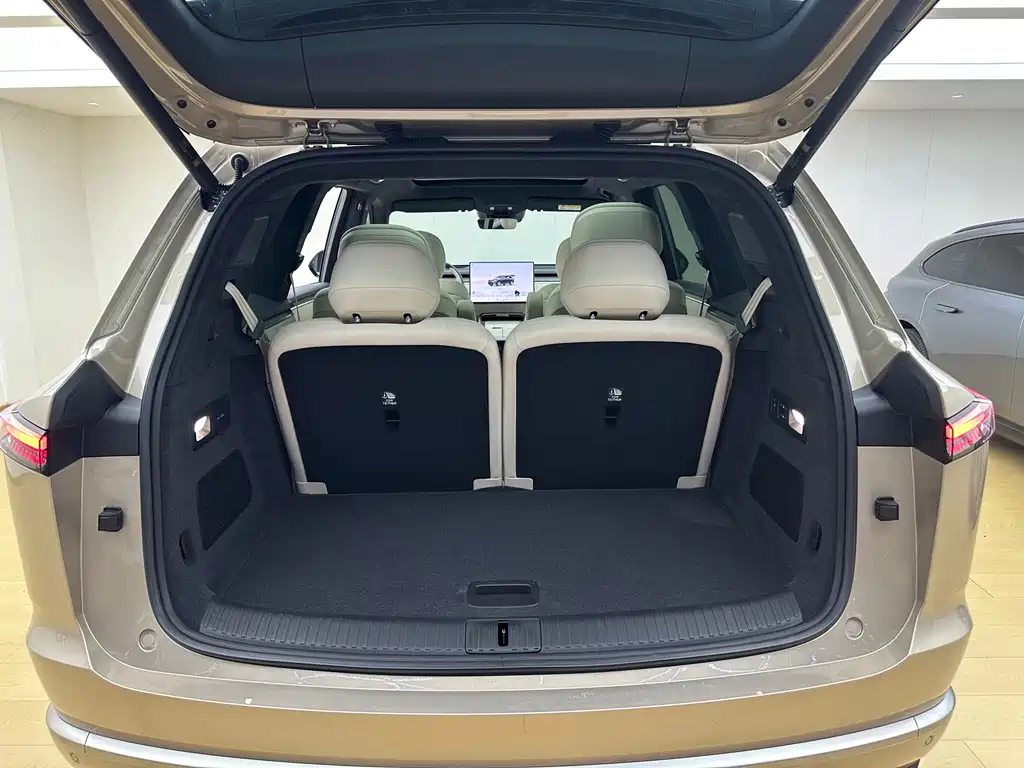 L90 Ultra 2025 6-seat edition