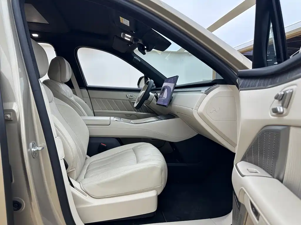 L90 Ultra 2025 6-seat edition