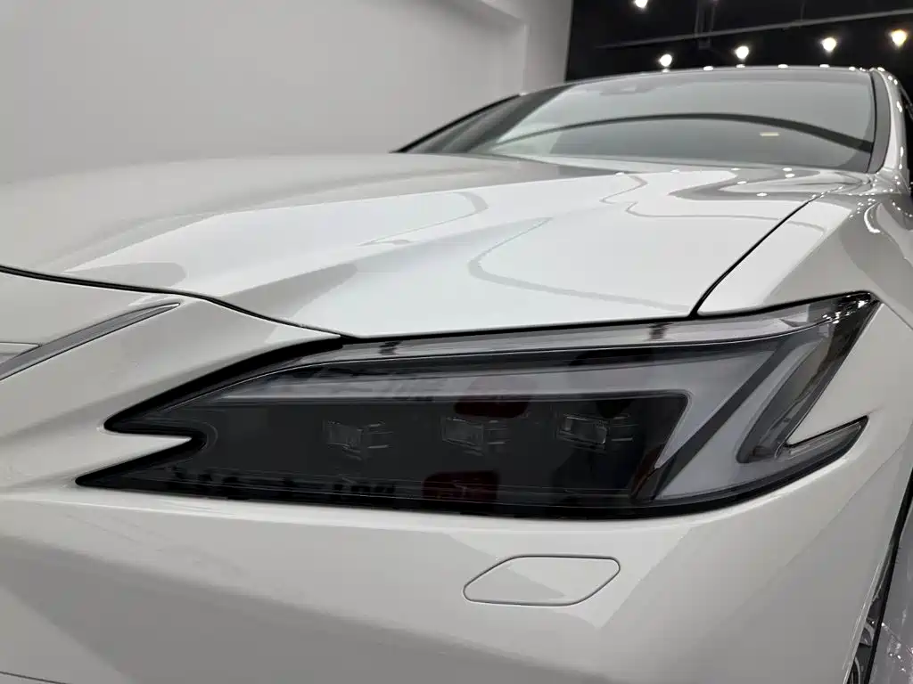 Lexus ES 2025 300h Premium Edition