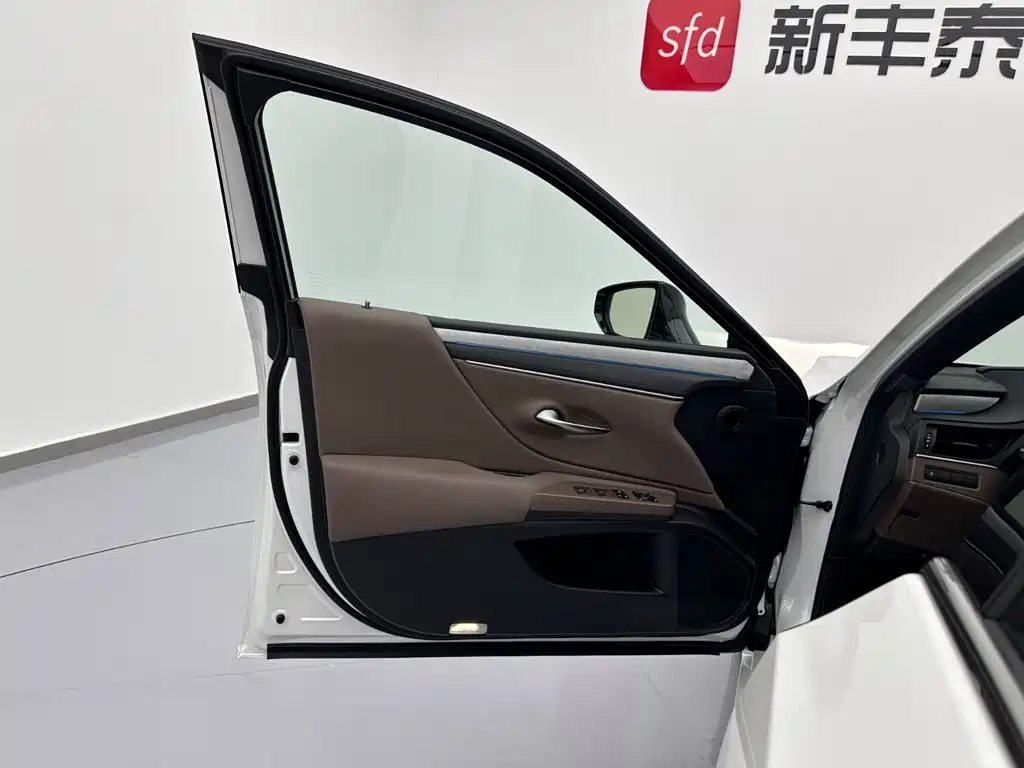 Lexus ES 2025 300h Premium Edition