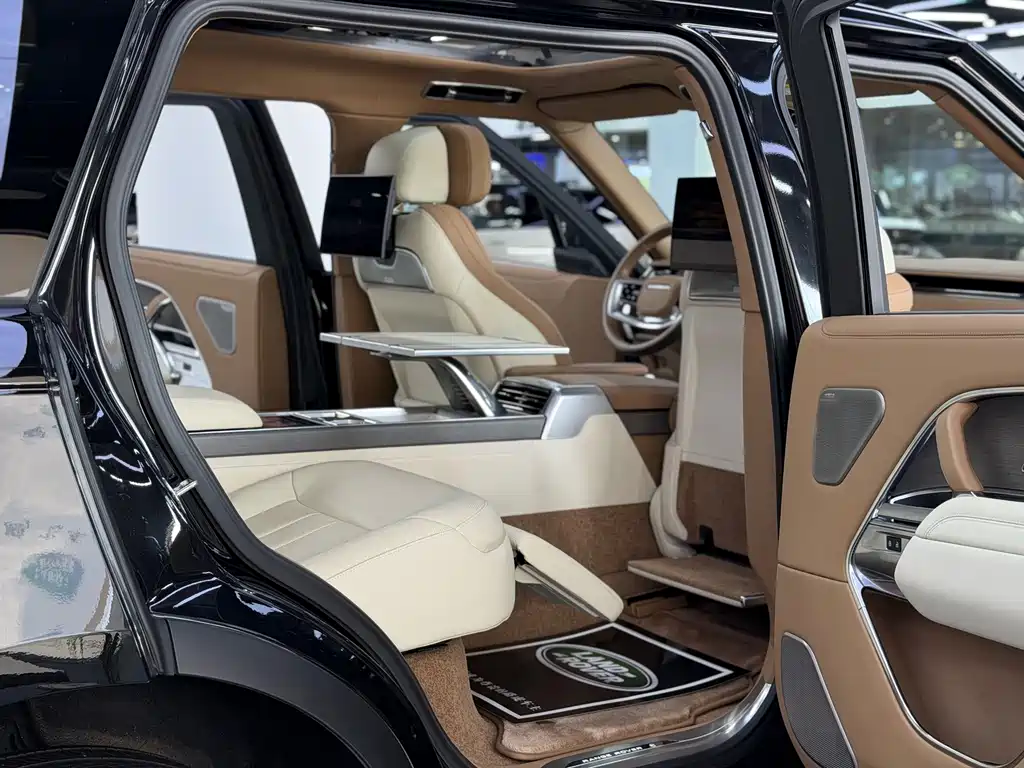 Range Rover 2024 3.0 L6 400PS SV尊荣创世加长版 4座