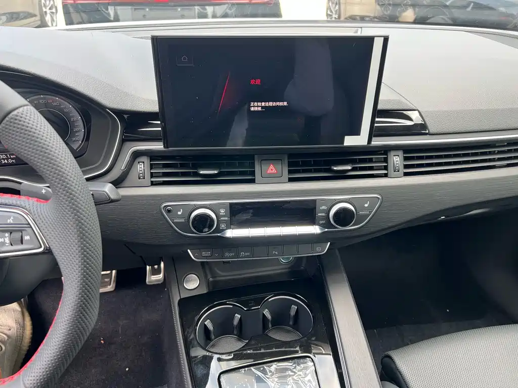 Audi A4L 2025 200,000 Enjoyment Edition 40 TFSI Luxury Dynamic Model