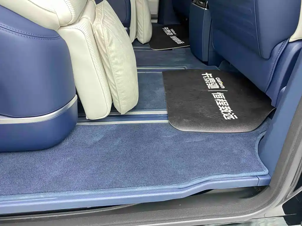 Jizhe 009 2024 7-seat Passage Edition Four-wheel Drive 140kWh