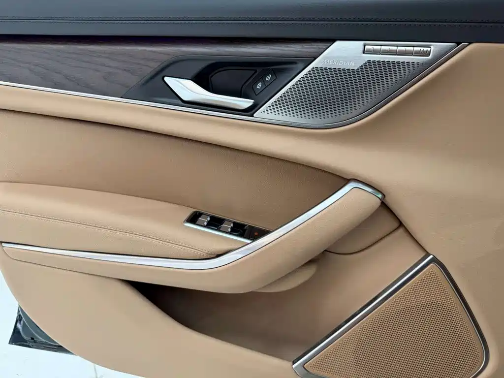Jaguar XFL 2025 2.0T P250 2WD Premium Luxury Edition