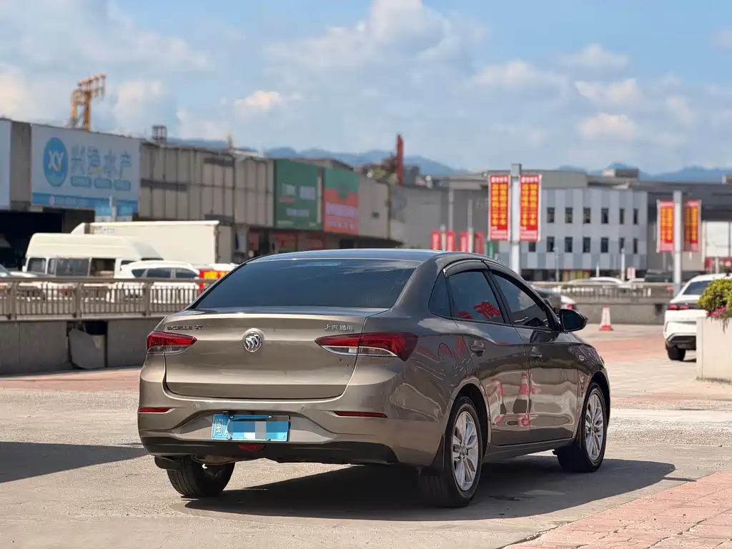 La Crosse 2021 1.5L Automatic Elite Edition