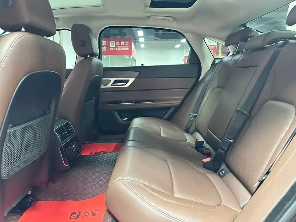 Jaguar XFL 2020款 XFL 2.0T P250 两驱豪华版