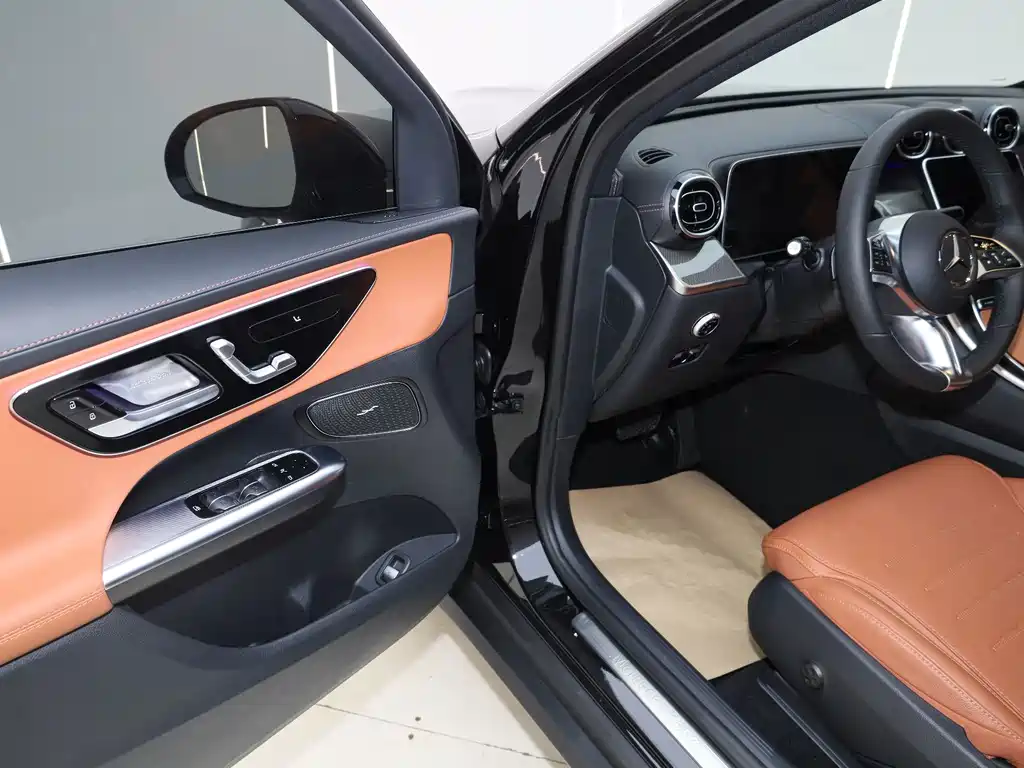 Mercedes-Benz GLC 2025款 Restyled GLC 260 L 4MATIC Dynamic Edition