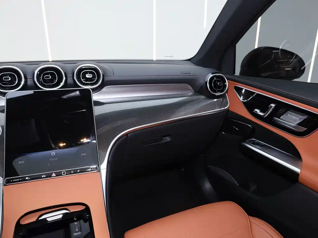 Mercedes-Benz GLC 2025款 Restyled GLC 260 L 4MATIC Dynamic Edition