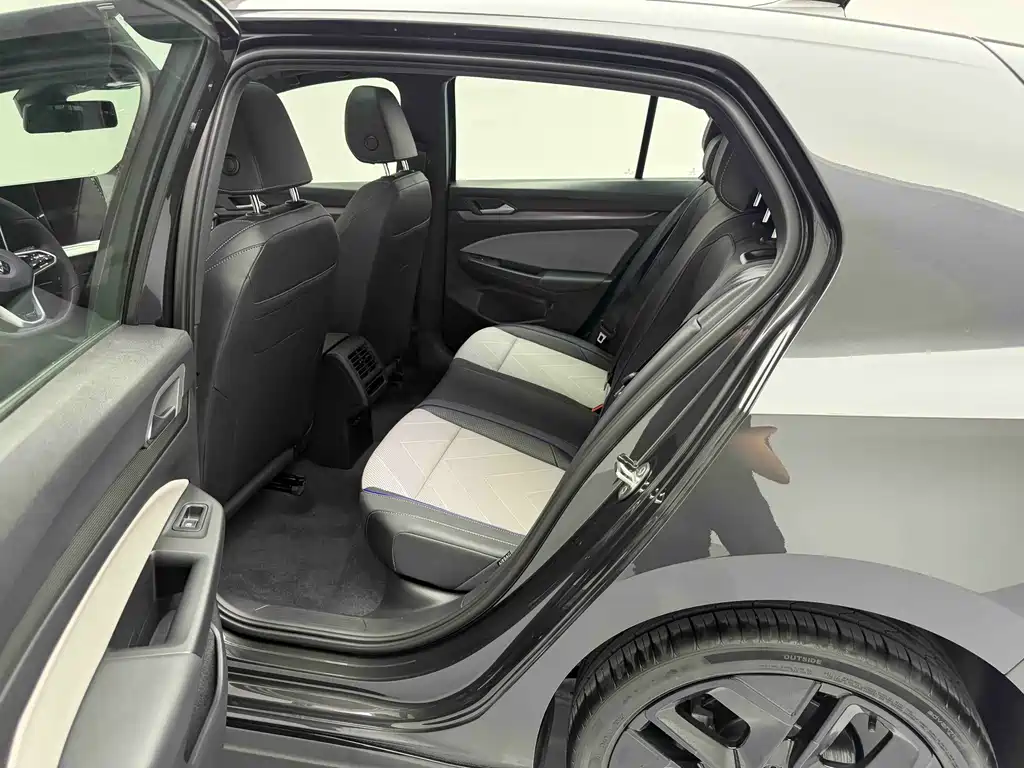 2025 Golf R-Line 300TSI