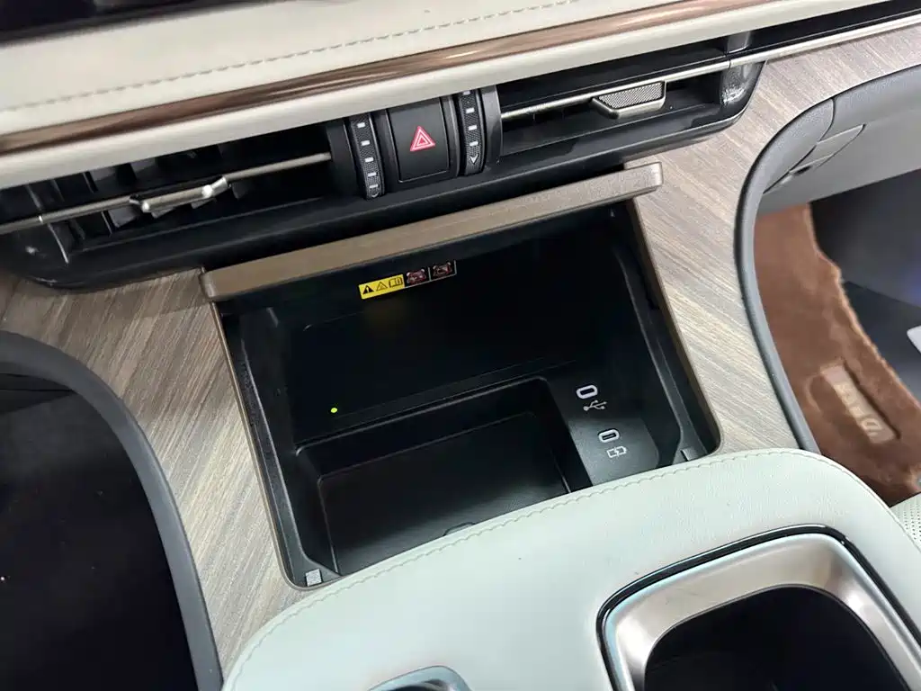 Lexus LM 2023 500h Six-Seater Grand Touring Edition