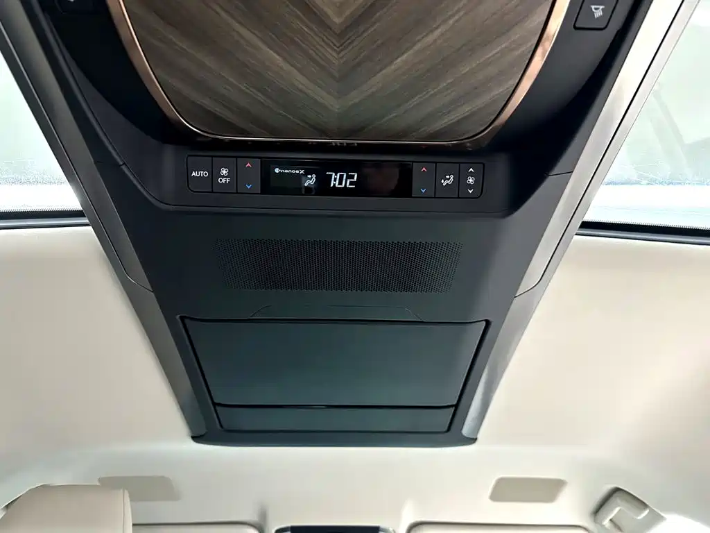 Lexus LM 2023 500h Six-Seater Grand Touring Edition