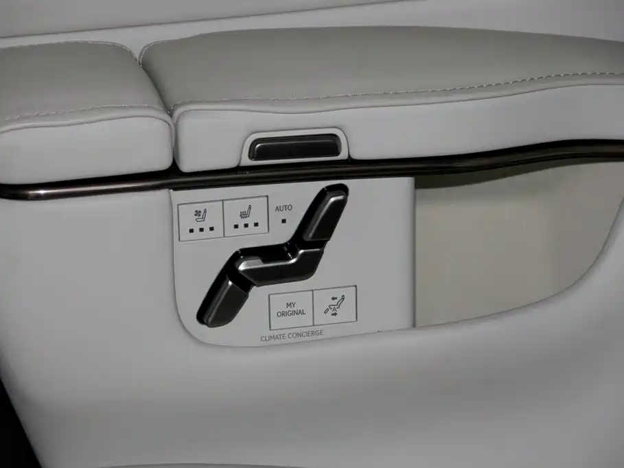 Lexus LM 2023 500h Six-Seater Grand Touring Edition