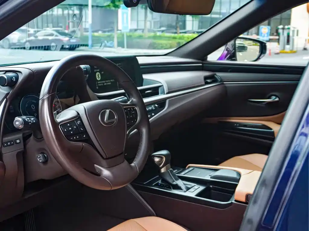 Lexus ES 2020 300h Excellence Edition