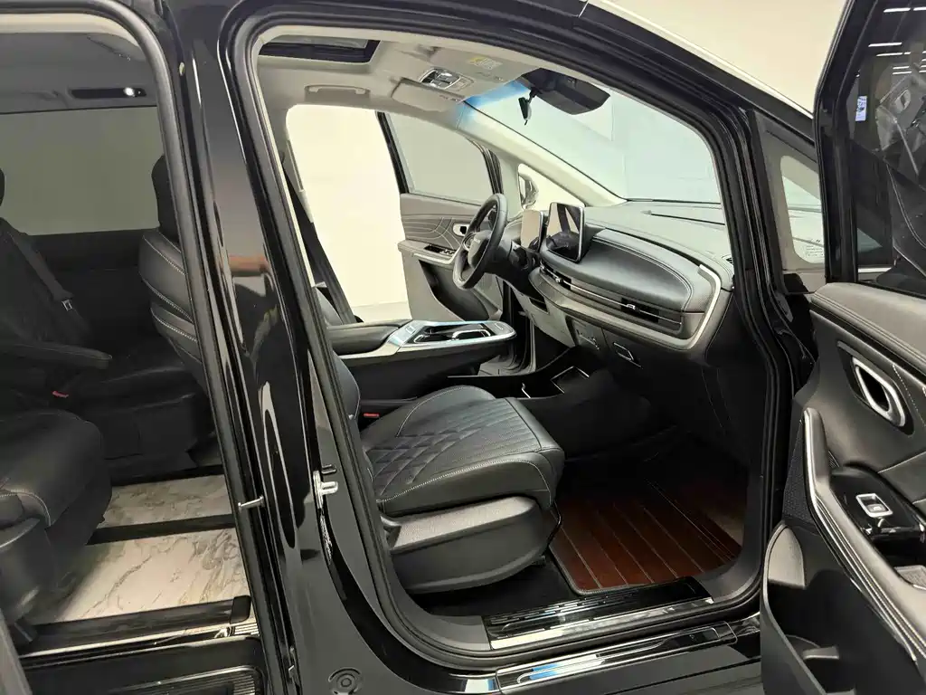 Dongfeng Fengguang G90 2022 2.0T Star Cloud 7-seat Edition
