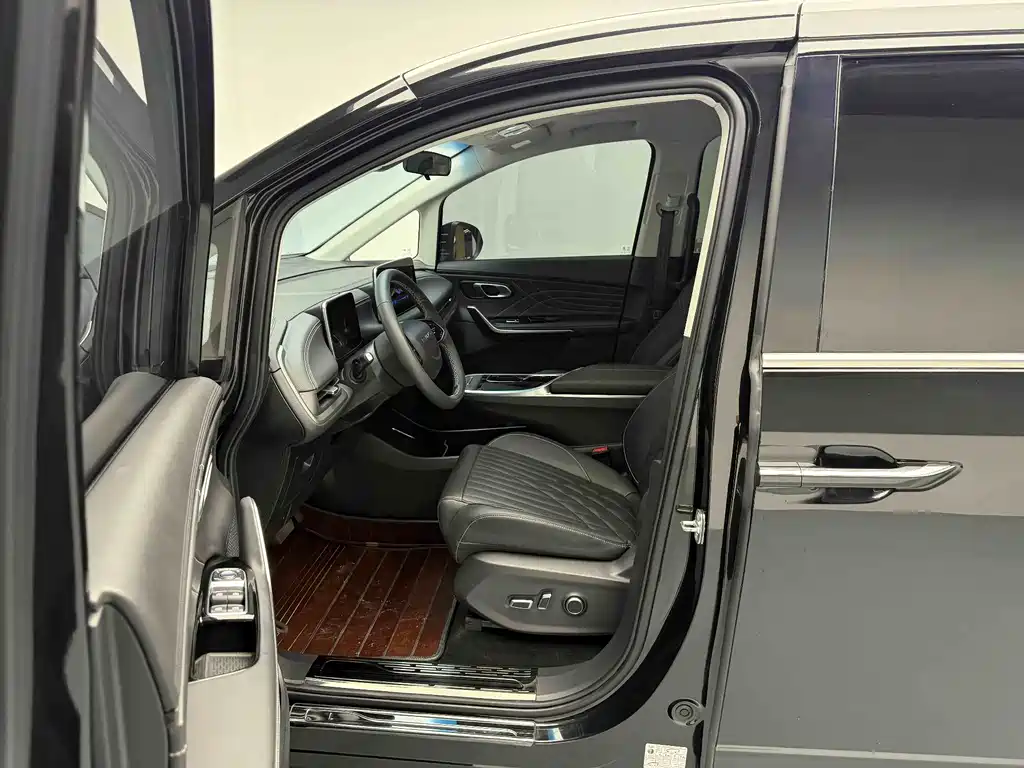 Dongfeng Fengguang G90 2022 2.0T Star Cloud 7-seat Edition