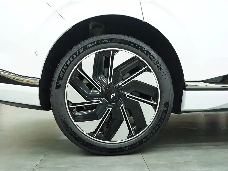 eπ008 2025 636Ultra LikeYi Edition 5-seat