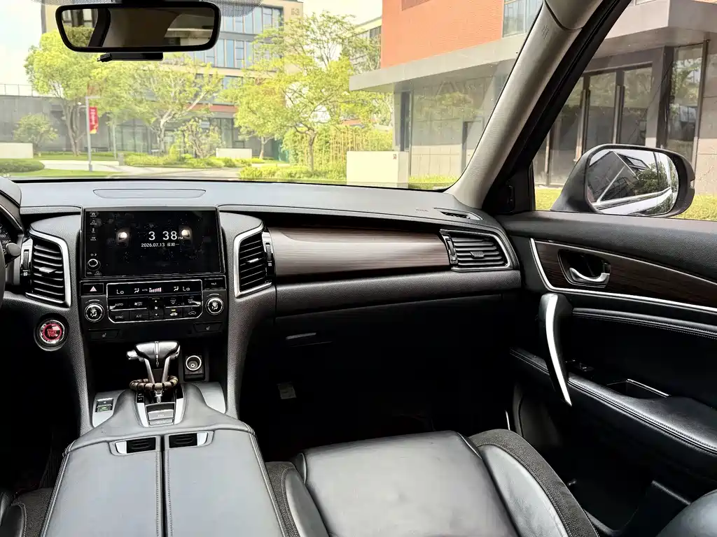 Crown Victoria 2017 240TURBO 2WD Premium Edition
