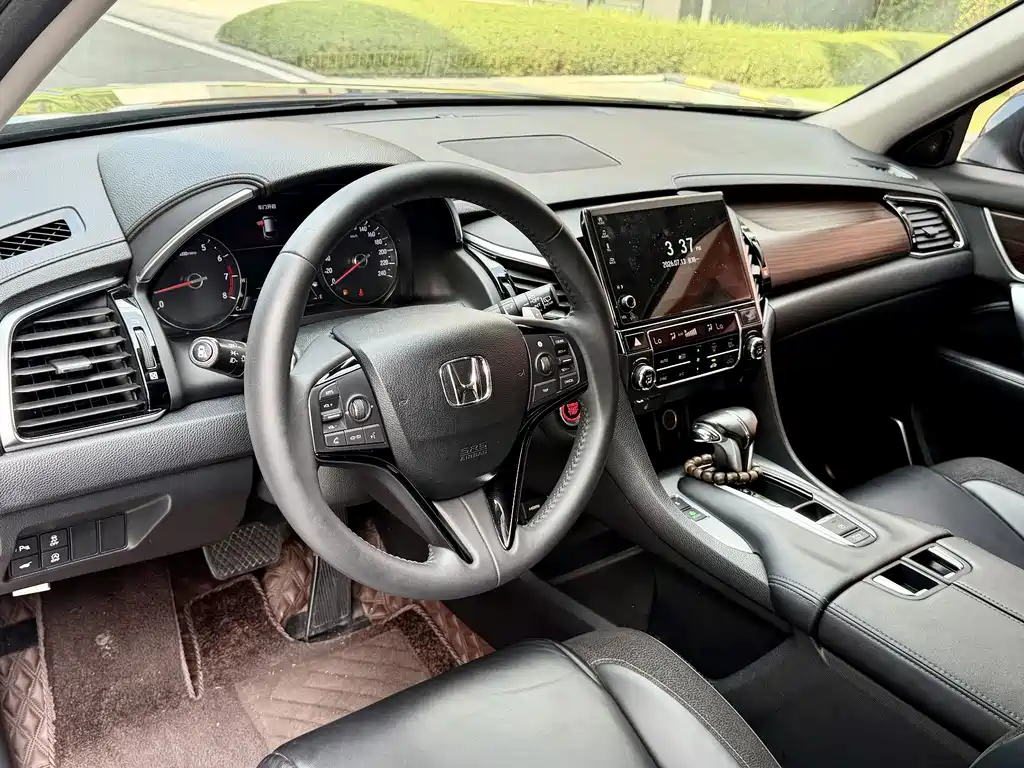 Crown Victoria 2017 240TURBO 2WD Premium Edition