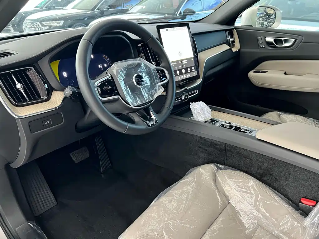 Volvo XC60 2026 Model B5 AWD Intelligent Distance Luxury Edition