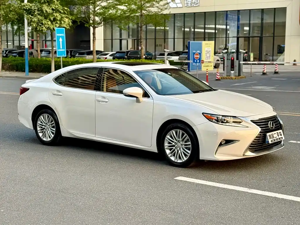 Lexus ES 200 Elite Edition 2015