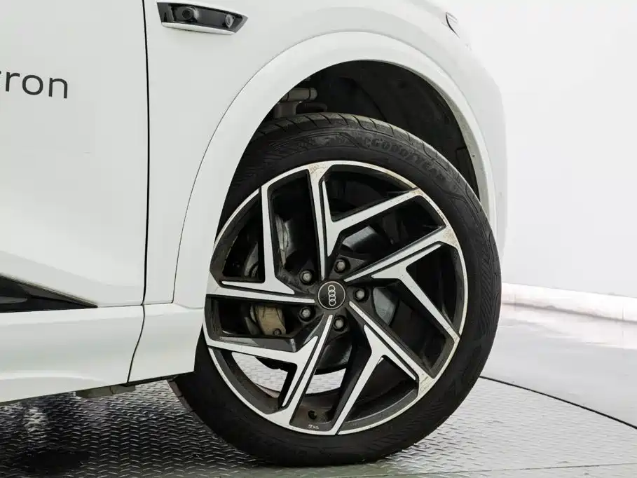 Audi Q6L Sportback e-tron 2026 First Edition Navigator Version