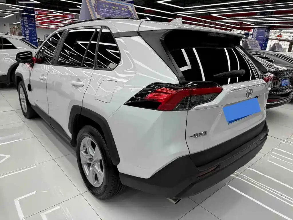 RAV4 2022 2.0L CVT Two-Wheel Drive Urban Edition