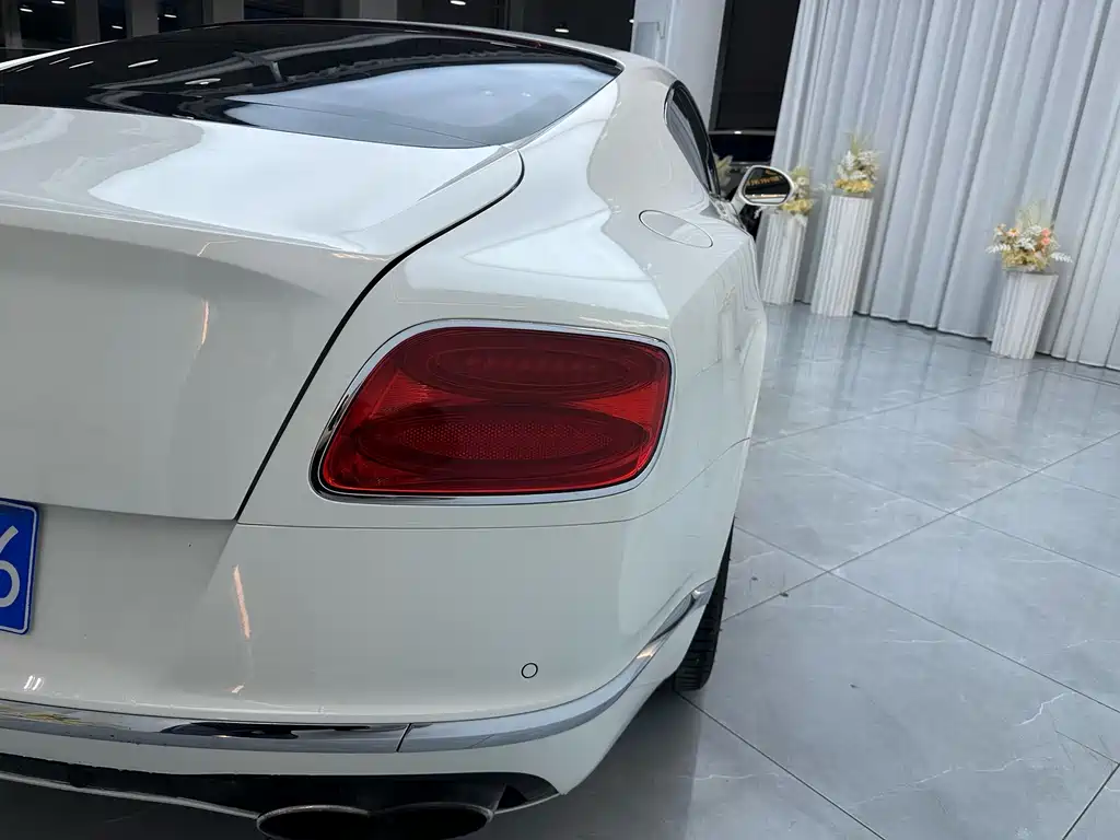 Audi A8 2017 model 4.0T GT V8 standard edition