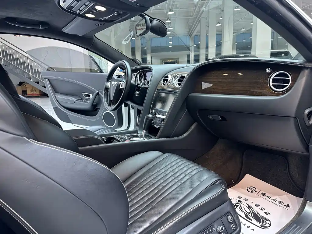 Audi A8 2017 model 4.0T GT V8 standard edition