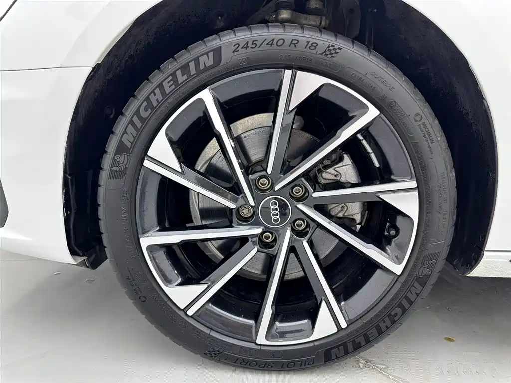 Audi A4L 2023 40 TFSI Luxury Dynamic Edition