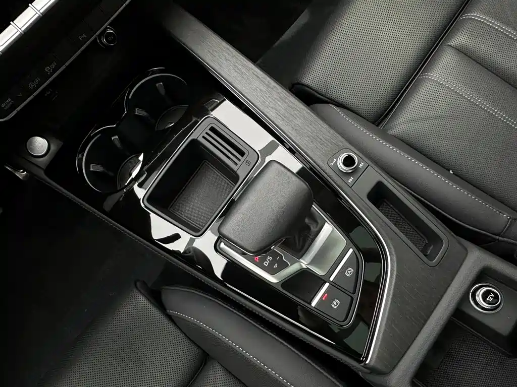 Audi A4L 2023 40 TFSI Luxury Dynamic Edition