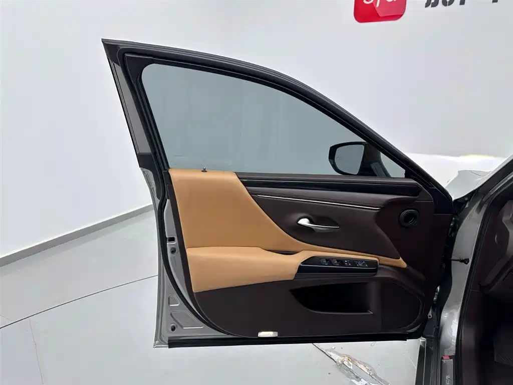 Lexus ES 2020 300h Excellence Edition