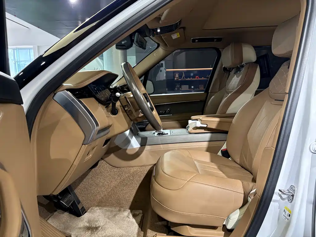 Range Rover 2024 3.0 L6 400PS SV尊荣创世加长版 4座