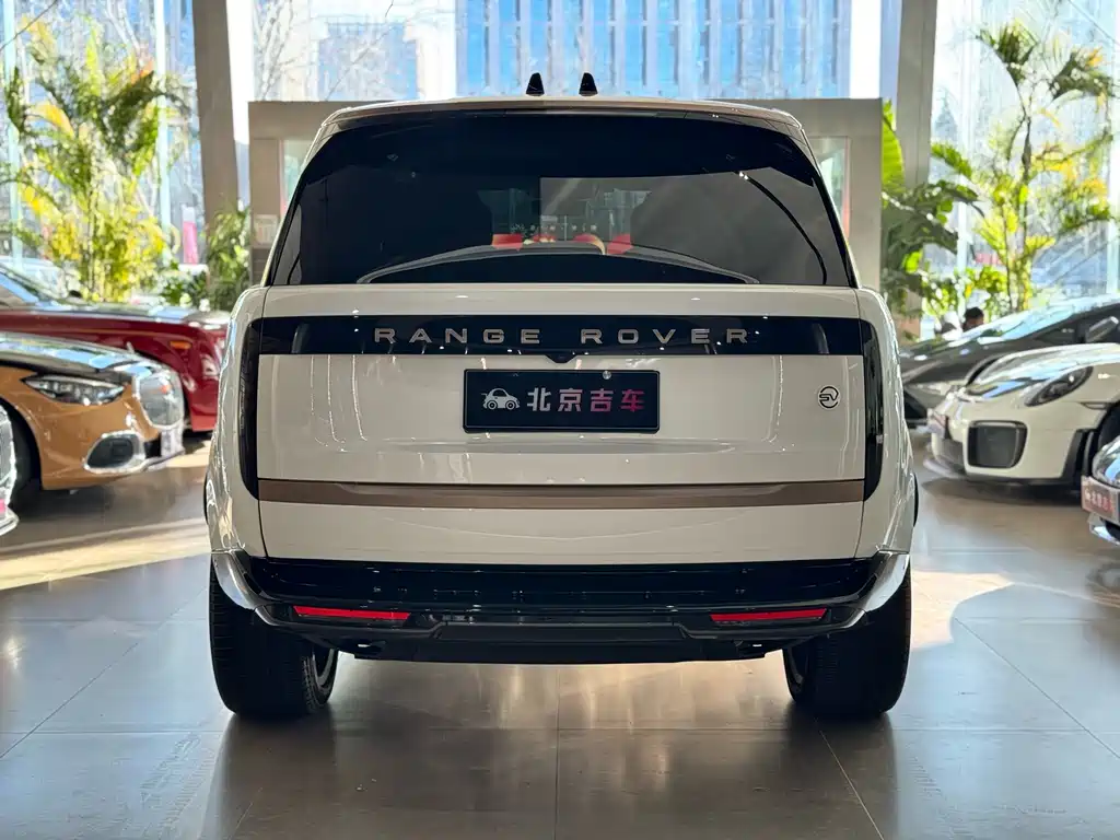 Range Rover 2024 3.0 L6 400PS SV尊荣创世加长版 4座